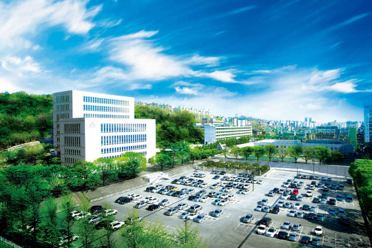 서울사이버대학교(총장 이은주)는 평생교육원이 4차 산업 기술 분야의 오프라인 교육기관인 '블록캠퍼스'를 설립했다고 30일 밝혔다. 블록캠퍼스는 전통 교육기관이 대처하지 못하는 현장 직무 역량 향상을 위한 대안으로 마련된 4차 산업 분야 프리미엄 교육기관이다. 서울사이버대 제공